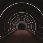 Dunkler Fußgängertunnel mit konzentrischen weißen Neonringen